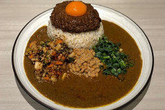 【悲報】カレー屋「当店ではトッピングをお願いしておりますと言っても『いや、いいです』という日本語通じない人が多くて困るわ…」