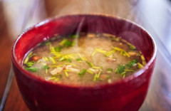 【みそ汁】彼女が作ってくれた料理を食べ終えた後に味噌汁の汁を捨てたらキレられた…ラーメンと一緒で汁は飲み干さないだろ？