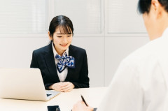 銀行俺「口座作りたい」クソ行員「うーん…ご自宅に近い店舗にされた方が…」俺「ここが最寄りですけど」⇒結果！！