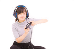 早朝、背中の激痛で目が覚めた。となりに寝ている夫に声をかけようと思ったけれど声が出ない。その直後に意識を失ったらしく、気付いたら病院のベッドだった。