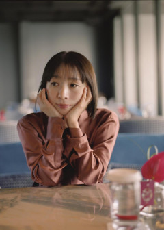⁉️女優・酒井若菜  45歳　13年ぶり写真集発売決定！　白のランジェリーショットを公開❣️ -2chまとめ-