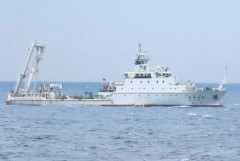 尖閣諸島沖の日本EEZ内で中国海洋調査船がパイプを海中にのばす･･･海保が中止要請！