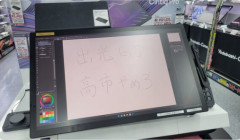 【悲報】ヨドバシ梅田、「高市やめろ」と大量落書きがあったペンタブ展示を再開した途端に即落書きされてしまう