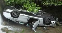 【朗報】100歳が運転の車、橋から転落し川底に転落するも無事・・・・・