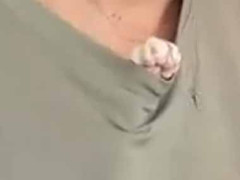 ヒゲのイケメンが家で仕事をしていた。Tシャツの中に何かいる？ → 仕事に集中できません…
