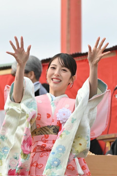 【悲報】浜辺美波さん、手がシナシナ... （※画像あり）