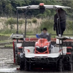 【動画あり】4歳児にトラクターを運転させて田植えする動画→SNSで拡散されてしまう・・・