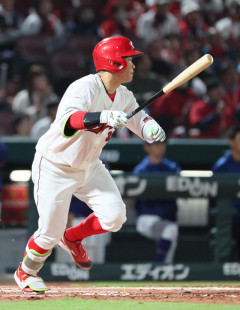 カープ坂倉4番フォルム(打率.466 8打点)、好調の秘訣は左目つぶるルーティンと1塁守備！