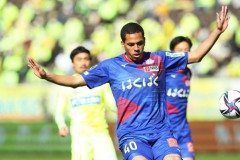 J2甲府、ブラジル人DFメンデスが４年ぶり復帰！「再びこの場に…」日本でのプレー経験豊富な31歳（関連まとめ）