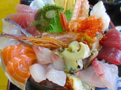 GW家族連れ「やっぱ漁港の海鮮丼は新鮮でおいしーね」