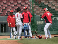 カープ新井監督、佐々木泰(.185)に熱血指導！2HRもセリーグ打率最下位
