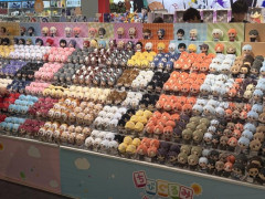 【悲報】バンダイ、日本人がクレーンゲームに何千円も突っ込んでるぬいぐるみを中国では普通に店頭販売して大炎上