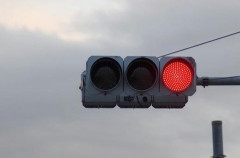【悲報】福岡県警の覆面パトカーが『赤信号』に突っ込んだ結果・・・・・