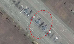 ロシア軍の最新鋭ステルス戦闘機Su-57に無人機攻撃…ウクライナ国境から約1700km！
