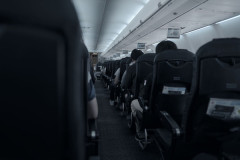 【唖然】家族連れのママさん、ケチな男が席を変わってくれず最悪の旅行になる･･･！