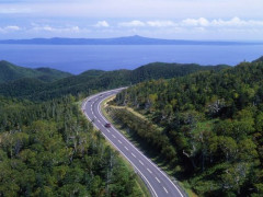 【悲報】GWに軽のレンタカーで北海道旅行していた女性2人組さん、対向車線にはみ出してしまう