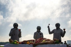 【悲報】動物愛護団体、肉フェス会場前で「人肉フェス」ｗｗｗｗｗｗｗｗ