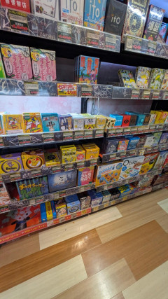 【画像】ドンキのパーティゲームコーナーにいる