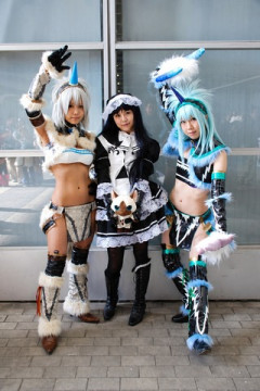 【画像】美人コスプレイヤーさん、公衆の面前で下品に大股開きしてしまう