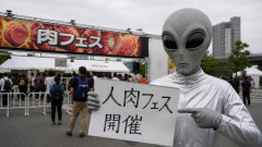 【速報】動物愛護団体、肉フェス会場前でエイリアンに扮して「人肉フェス開催」 ヴィ―ガンでいこうと意味不明な方法で呼び掛け