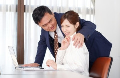 【悲報】親父、セクハラで減給