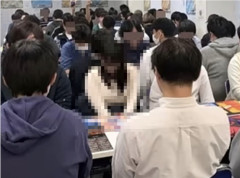 【悲報】カードゲームの大会に参加した女の子、ちょっぴり居心地が悪そう・・・