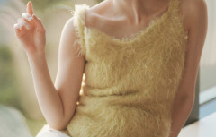 【悲報】佳子さま、前屈みでロイヤル谷間が見えそうになる