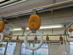 外国人「日本の電車のプロモーション吊り革がどれも独創的すぎる！」