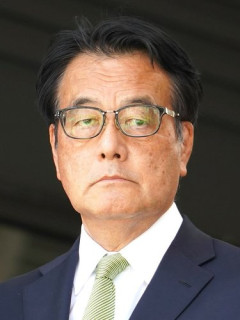 【悲報】中道の無職「厳しいです。秘書を5から4人に減らしグリーン車やめました。電気とか消してます」