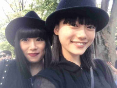 一人娘は杉咲花…歌手の母〝親子で旅行満喫〟ショットに「ええっ花ちゃんって娘さんだったの」「すごく仲良さそう」「驚き」「歌声も聞いてみたい」と反響続々