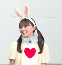 【悲報】美人声優さん、クソ恥ずかしいコスプレをさせられてしまう