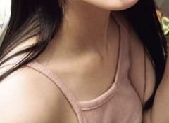 【画像】推定Eカップ女、服の上からでもしっかりお乳が判明してしまう