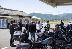 道の駅のバイク駐車場でたむろしながら話してるおっさん集団ｗｗｗｗｗｗｗｗｗ