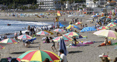 【若者の海離れ】「暑い」「日に焼けたくない」。　和歌山県の「白良浜海水浴場」の海水浴客は、2007年に比べて4分の1以下にまで縮小