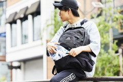 【悲報】大物ファッションYouTuber「2026年にスニーカーやリュック使ってる奴はダサおじ確定だぞ！！」
