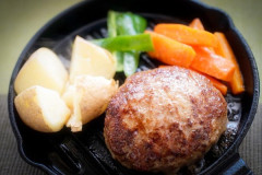 【悲報】港区女さん、生のハンバーグを「美味しい～」と食べてしまった結果･･･ (※動画あり)