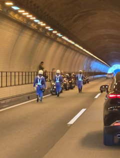 【悲報】バイク女子さん、高速で仲間のバイクオヤジに接触しあぼーんさせる