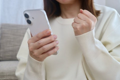 SNS女さん「おっさんがビール売り子と写真撮ってる！クレーム入れたろ！」⇒！