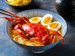 ラーメンにカニを入れるなよ、手が汚れるんだよ