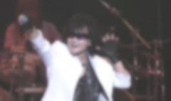 【音楽】ライブのサビでマイクを客席に向ける歌手ってどうなの？「高音出ないんだ、萎える」「おめえの歌を聴きにきてる。仕事しろ」