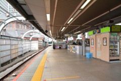【悲報】撮り鉄、撮影中に下痢便を撒き散らし逃亡