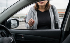👩「車が故障したから乗せて」突然車に乗りこみ金銭をせびるなどした女を逮捕