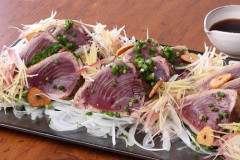 【悲報】お前ら「カツオのタタキうんめえ(嘘だよ…本当は血生臭くてまずいよ！)」