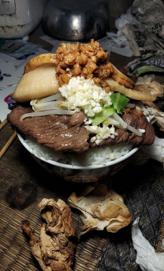 【狂気】深夜2時に作った“デス盛り牛丼”が完全に理性崩壊してて草ｗｗｗ