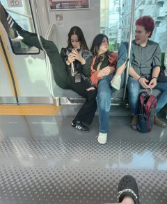 【画像】白人旅行客さん、電車でとんでもないことをしてしまうｗｗｗｗｗｗｗｗｗｗｗｗｗｗｗ