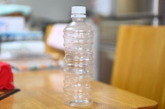 【夫婦】旦那がお菓子の袋の切れ端とかペットボトルの蓋とかを開けたその場で床にポイっと捨てるのがイライラする