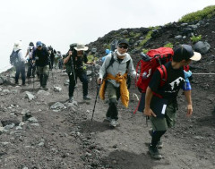 【富士山離れ】富士登山「安全」「親しみ」両立模索…弾丸登山ほぼなくなる・親子連れ減少で子ども料金設定に向け調査