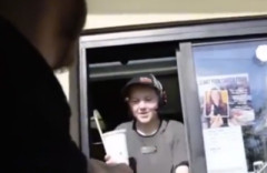 【動画】マクド店員さん、 クズ客にドリンクをぶっかけるｗｗｗｗｗ