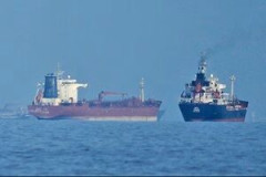 【アカン】ホルムズ海峡付近に停泊してい貨物船、爆発＆火災！あの国の船らしいぞ…
