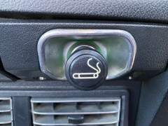 【画像】若者 「車のUSB電源あるじゃないすか？そこに変な筒が刺さってるんすよ」　大人「あっ…」